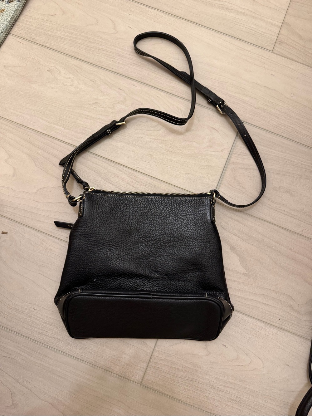 Dooney & Bourke Black Pebbled Leather Crossbody with Red Zip and Gold-Tone Logo - Picture 2 of 3
